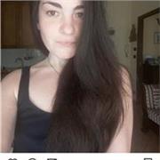 Esperta di Adobe Photoshop impartisce lezioni del software a studenti iscritti a una facoltà di graphic design e comunicazione